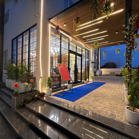 Hotel Three Seasons Vrindavan Bagian luar foto