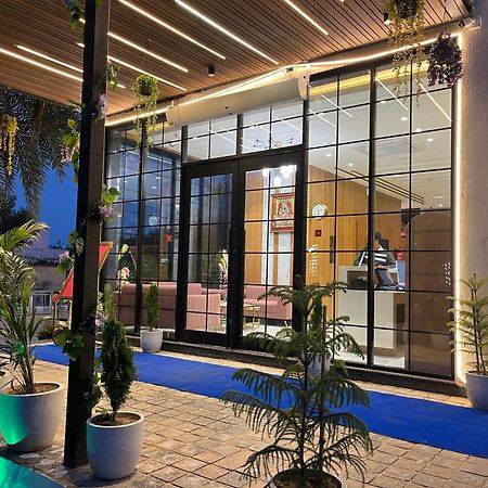 Hotel Three Seasons Vrindavan Bagian luar foto