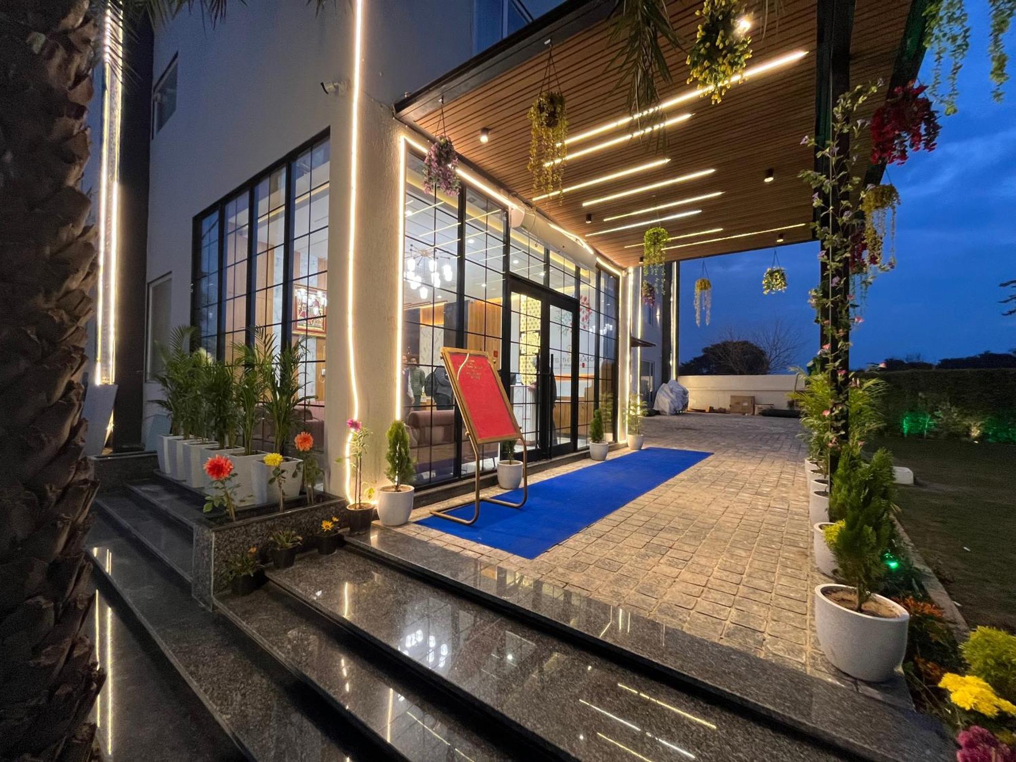 Hotel Three Seasons Vrindavan Bagian luar foto