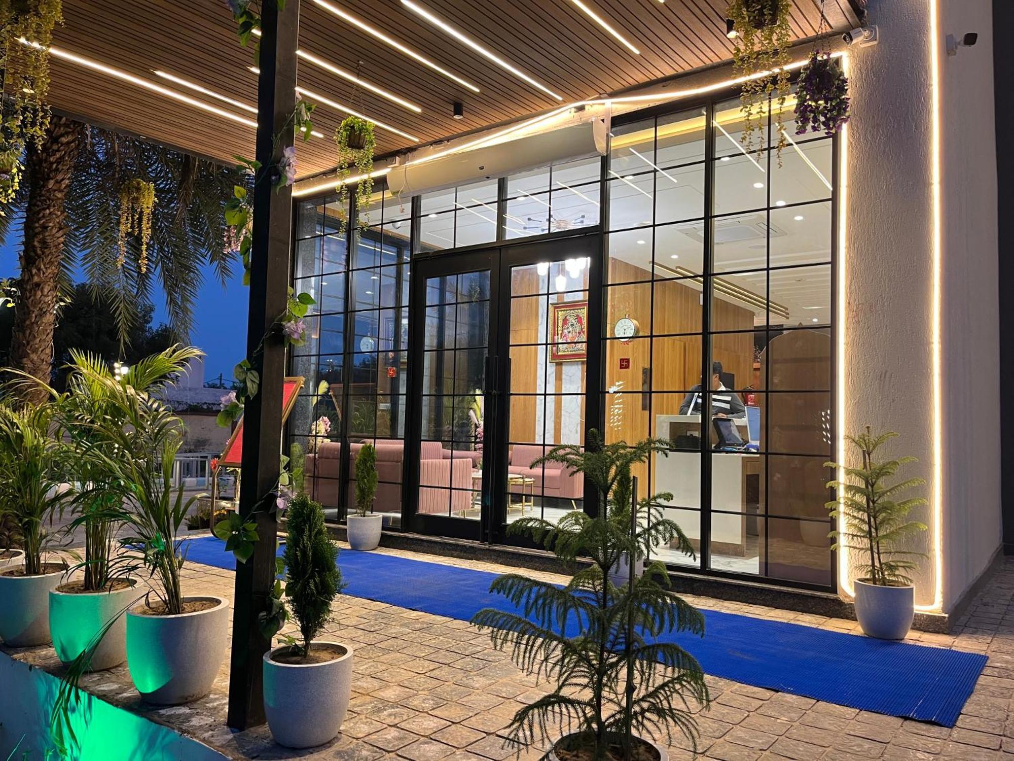 Hotel Three Seasons Vrindavan Bagian luar foto