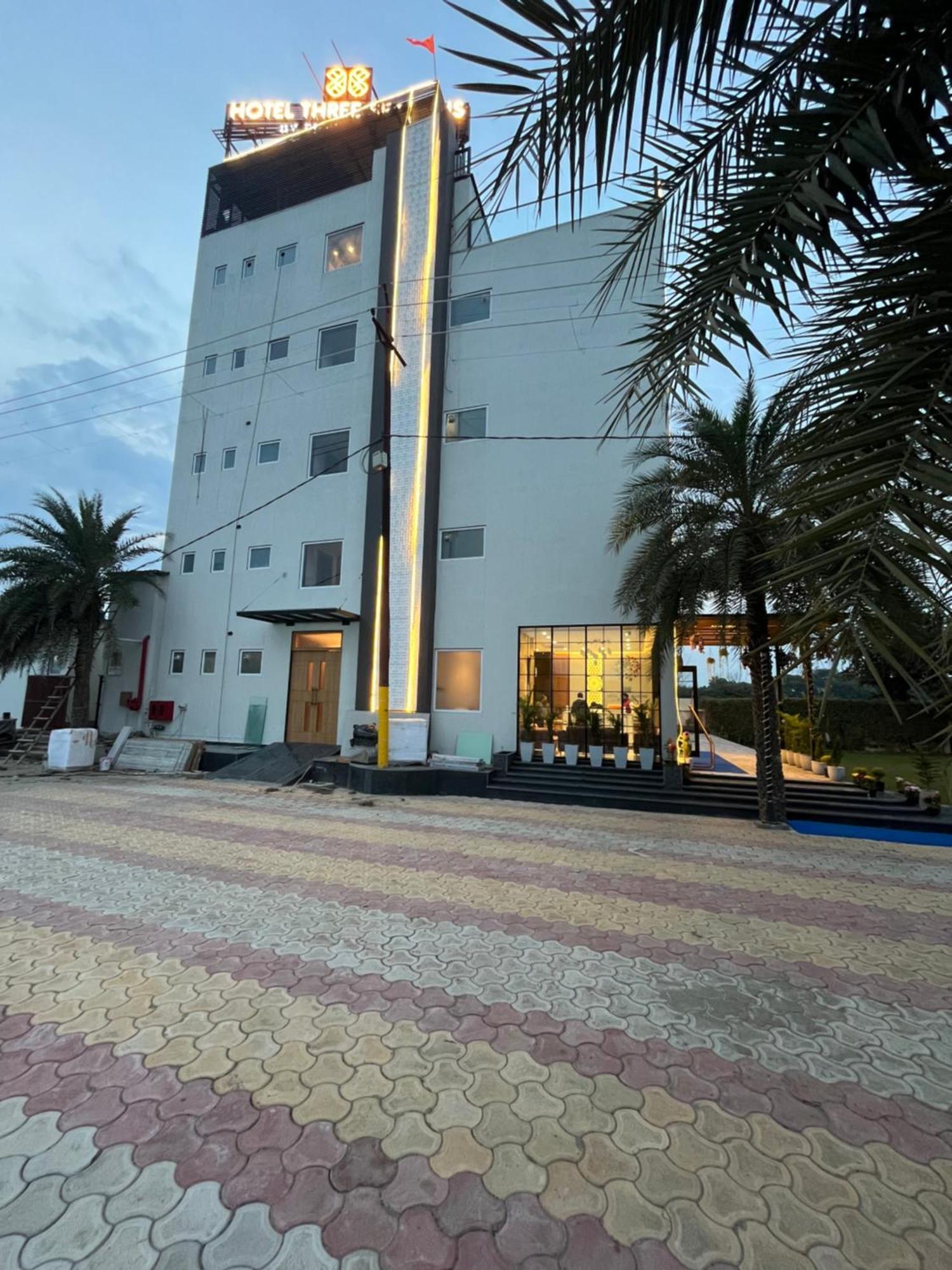 Hotel Three Seasons Vrindavan Bagian luar foto