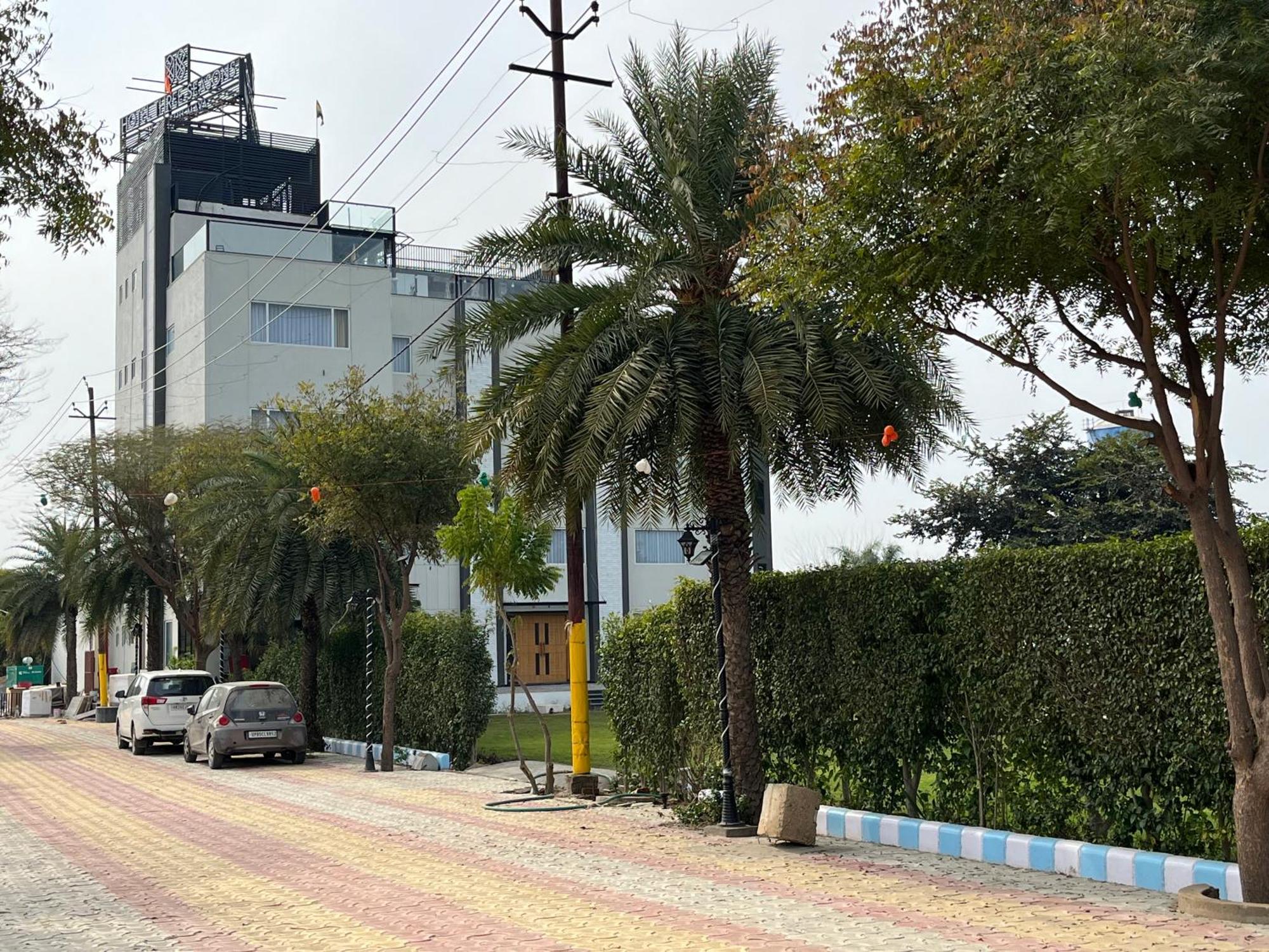Hotel Three Seasons Vrindavan Bagian luar foto