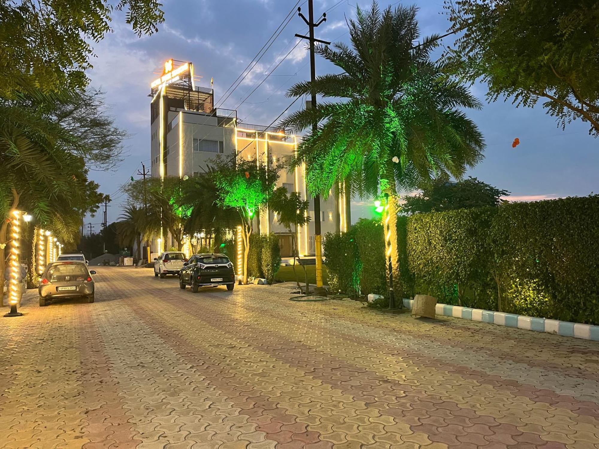 Hotel Three Seasons Vrindavan Bagian luar foto