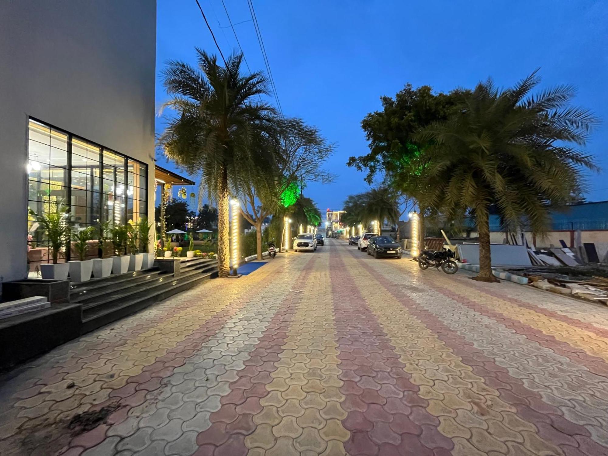 Hotel Three Seasons Vrindavan Bagian luar foto