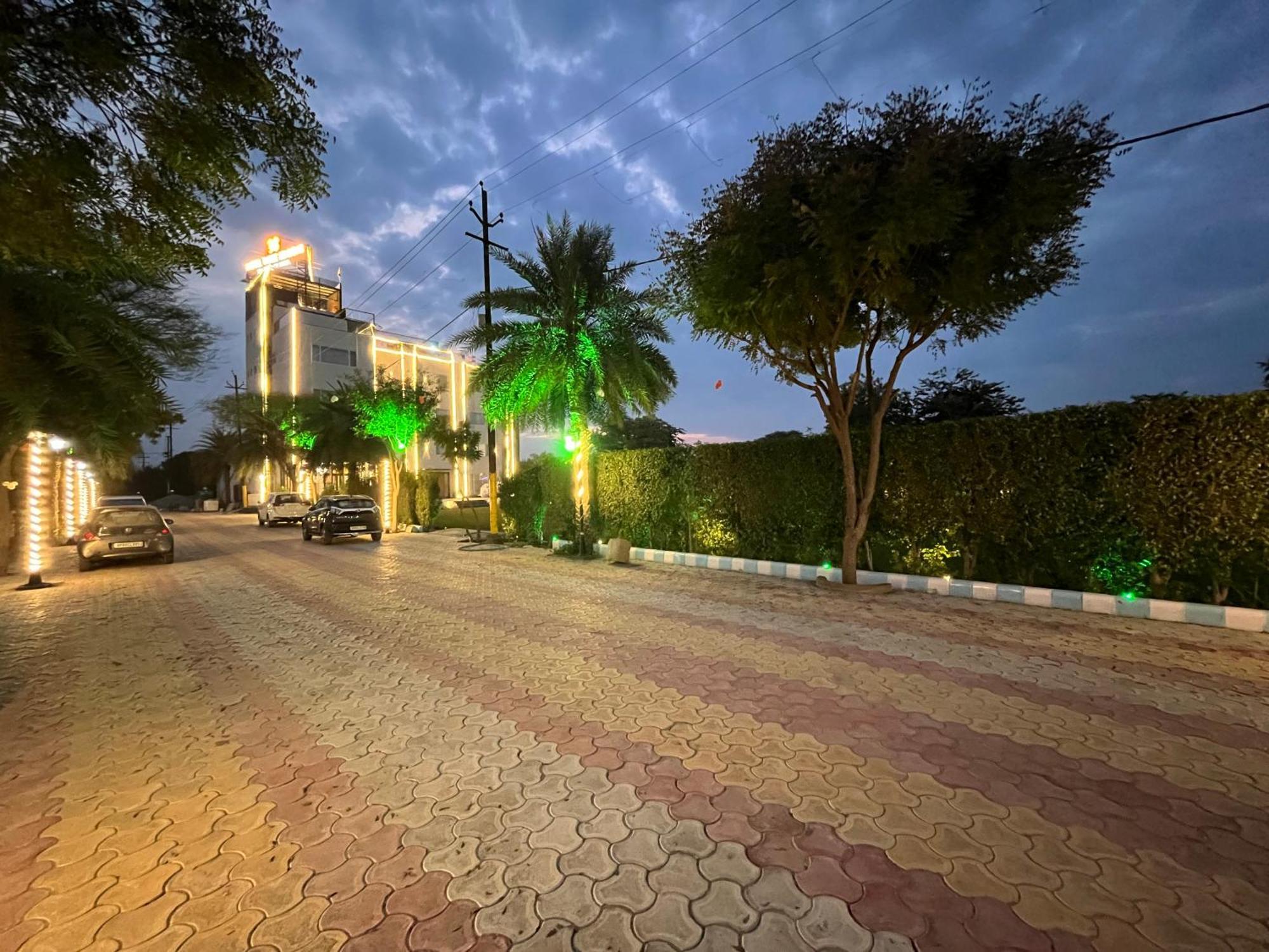 Hotel Three Seasons Vrindavan Bagian luar foto