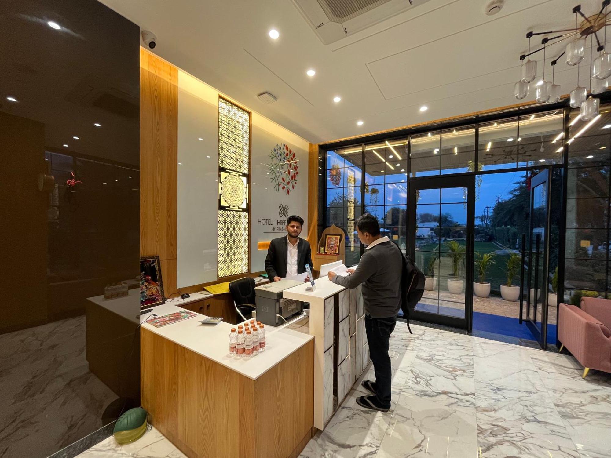 Hotel Three Seasons Vrindavan Bagian luar foto