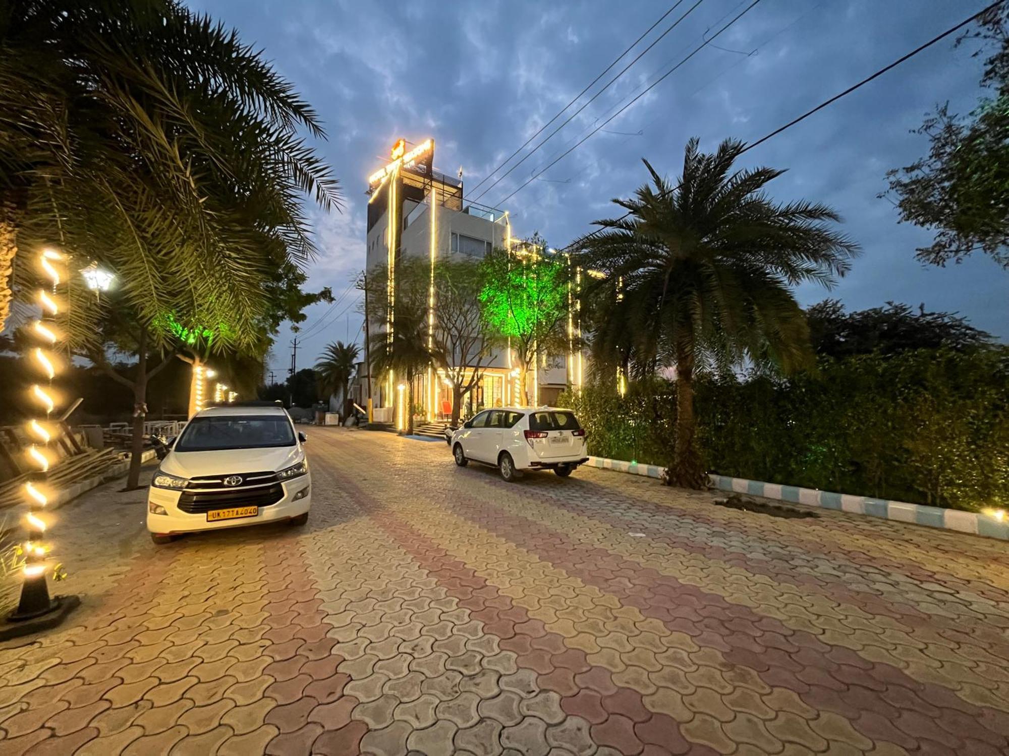 Hotel Three Seasons Vrindavan Bagian luar foto