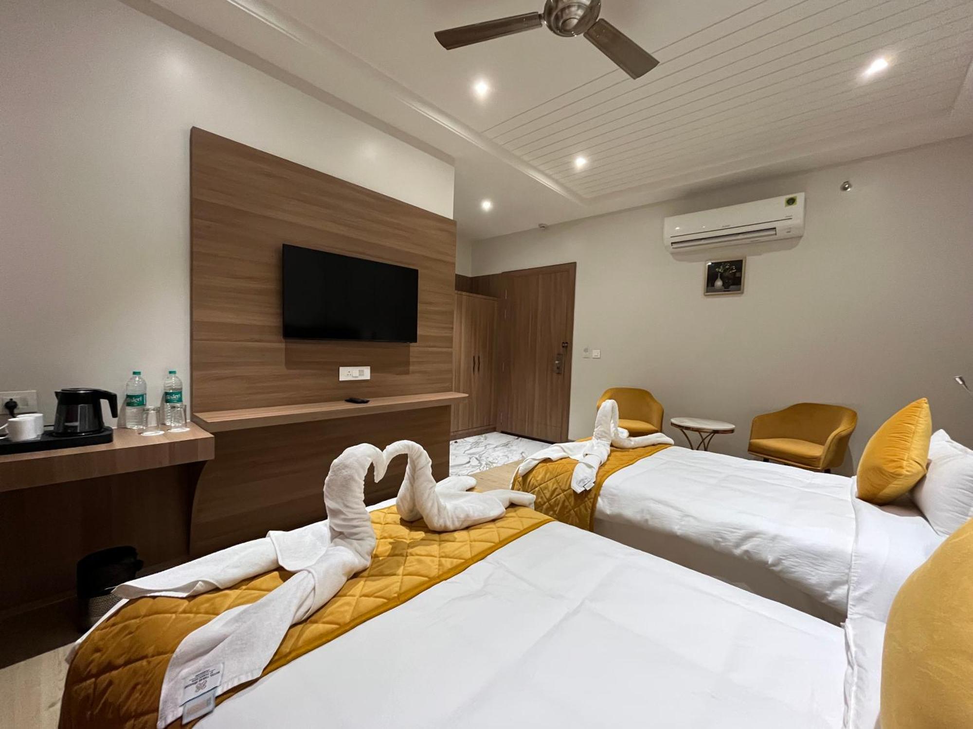 Hotel Three Seasons Vrindavan Bagian luar foto