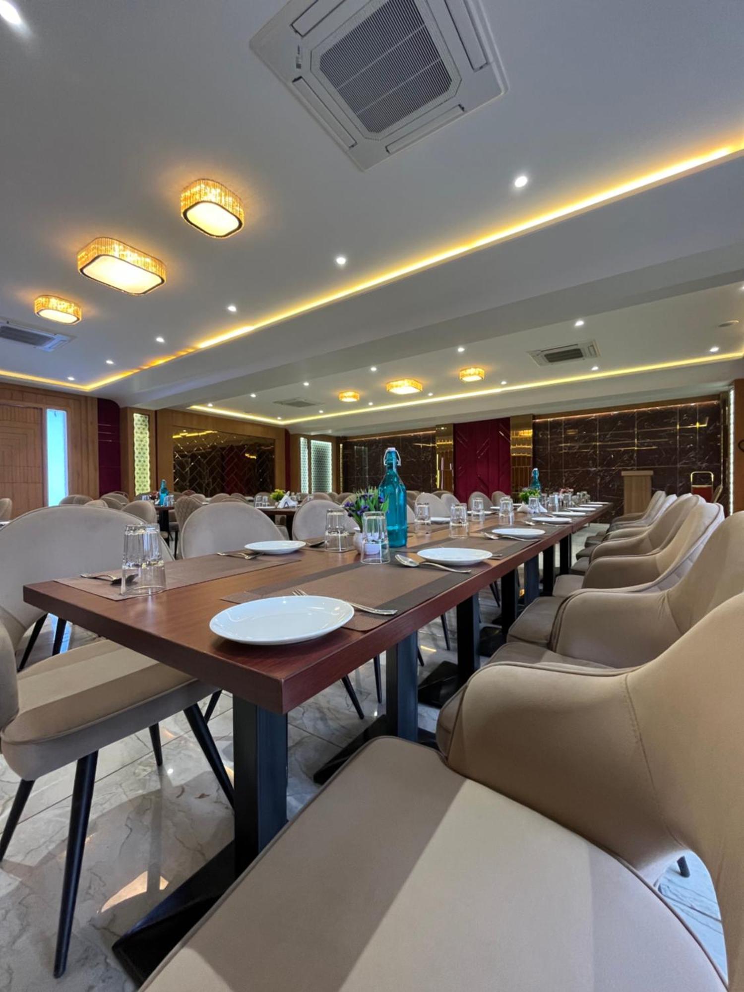 Hotel Three Seasons Vrindavan Bagian luar foto