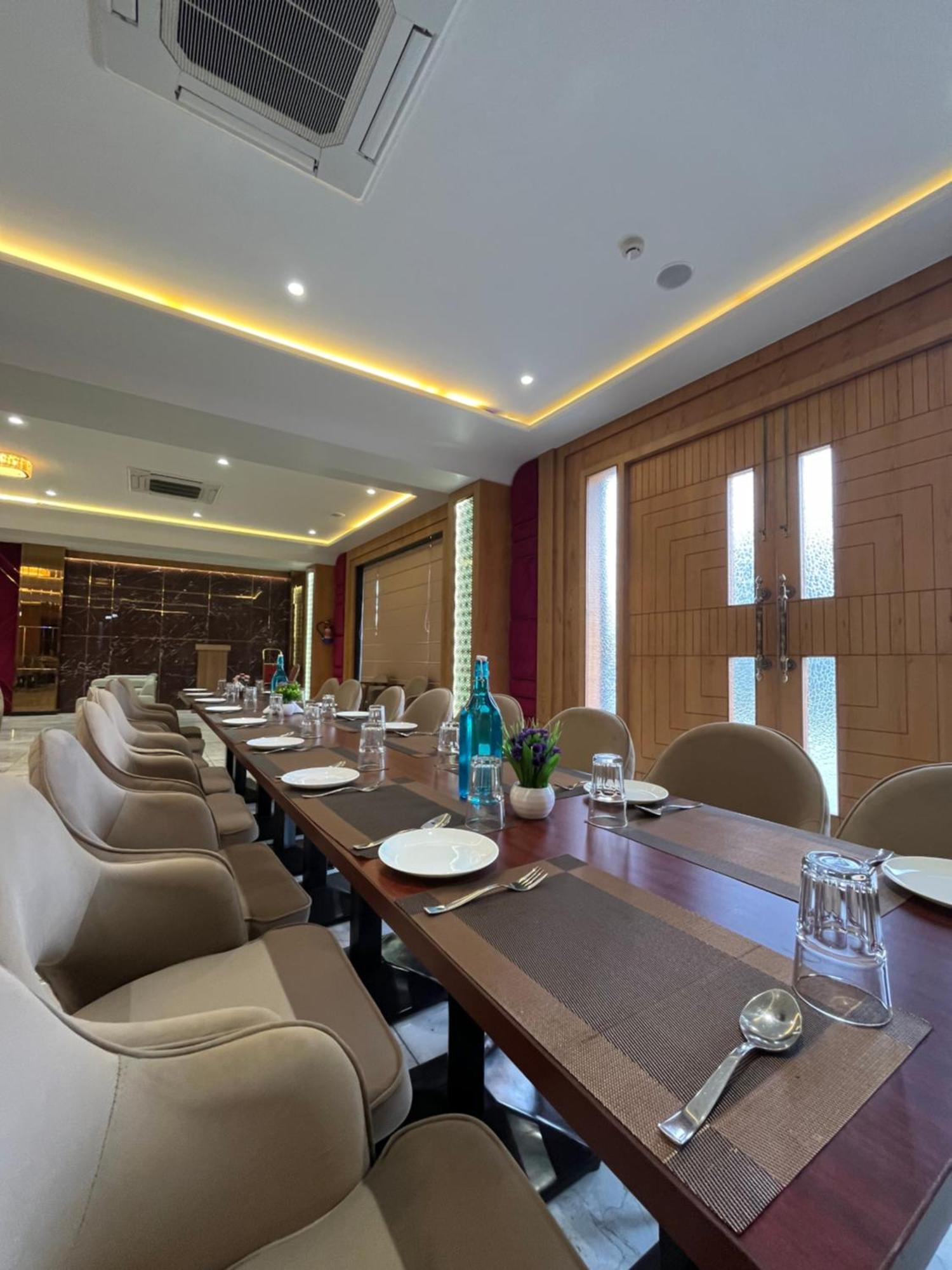 Hotel Three Seasons Vrindavan Bagian luar foto
