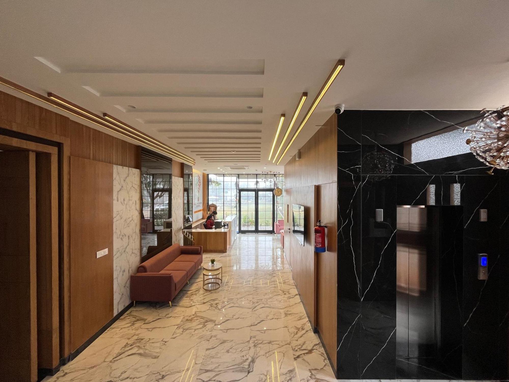Hotel Three Seasons Vrindavan Bagian luar foto