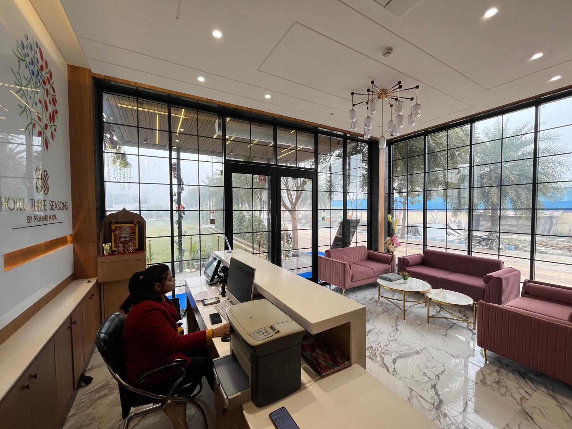 Hotel Three Seasons Vrindavan Bagian luar foto