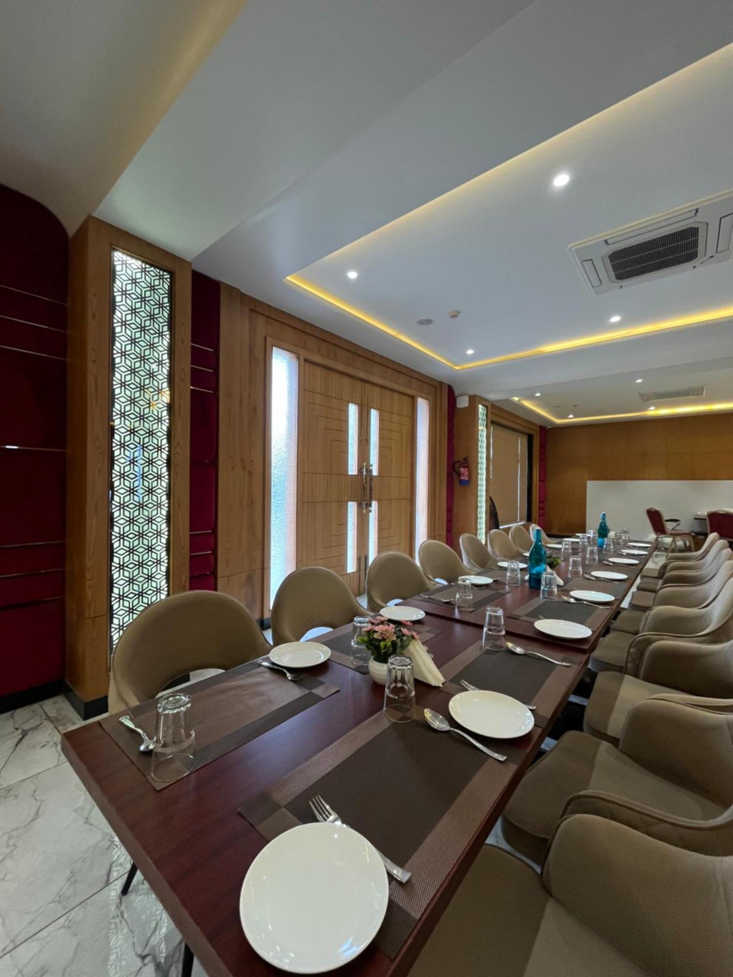 Hotel Three Seasons Vrindavan Bagian luar foto