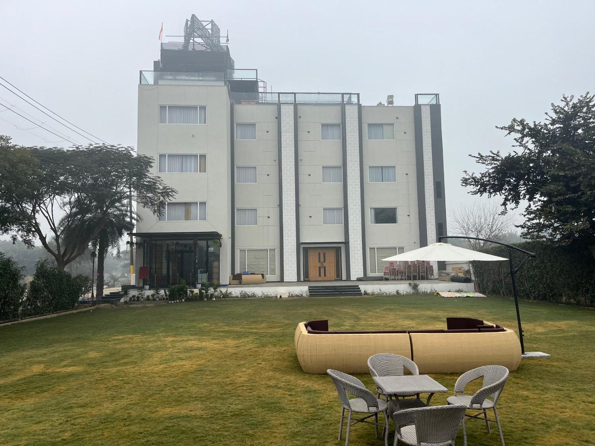 Hotel Three Seasons Vrindavan Bagian luar foto