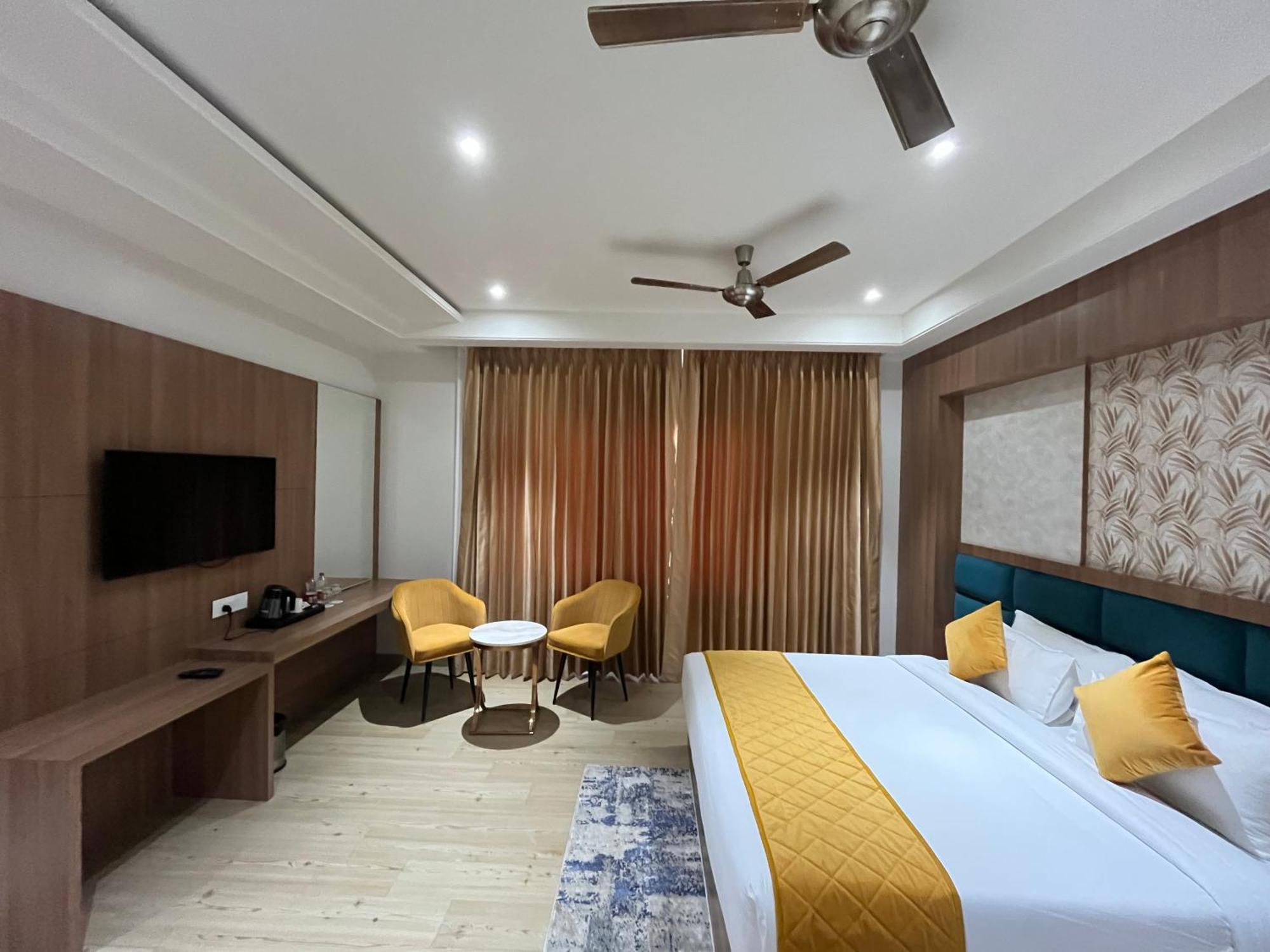Hotel Three Seasons Vrindavan Bagian luar foto