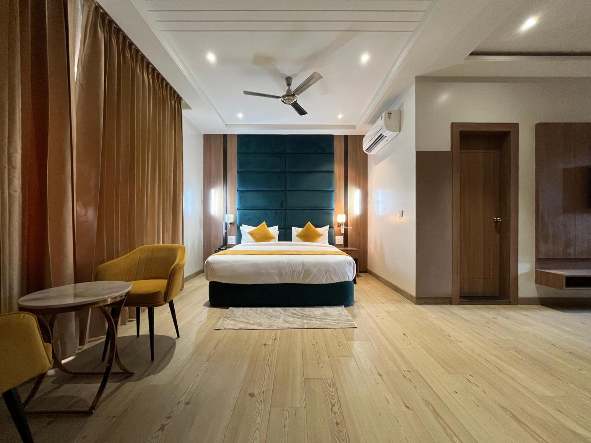 Hotel Three Seasons Vrindavan Bagian luar foto