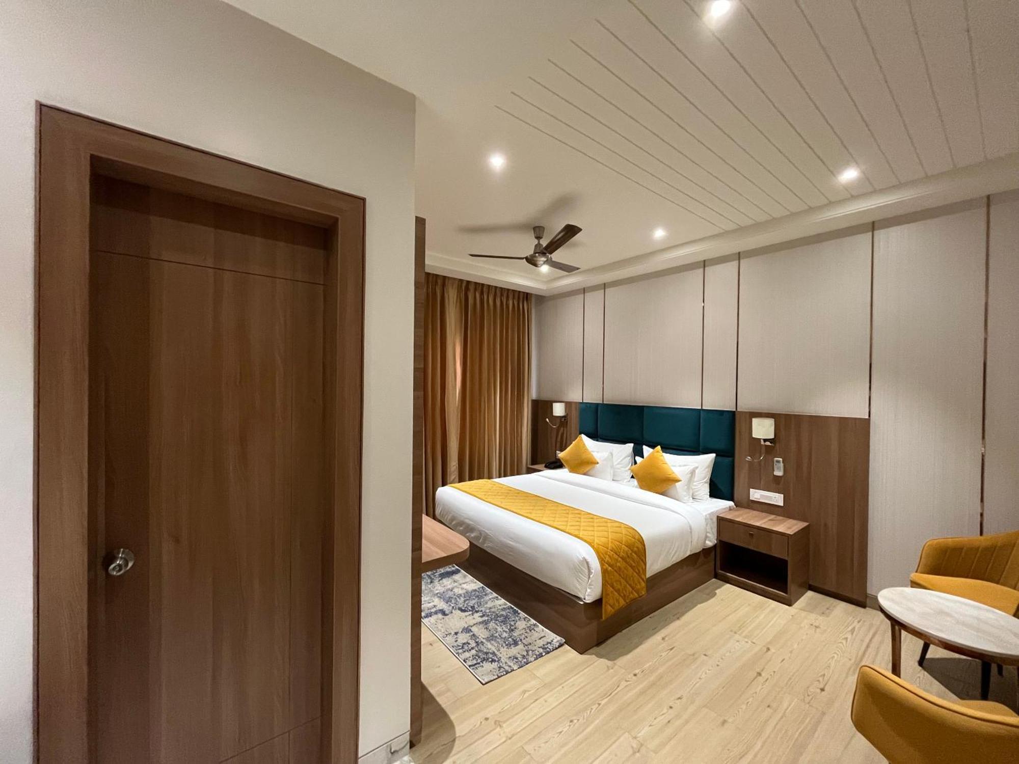 Hotel Three Seasons Vrindavan Bagian luar foto