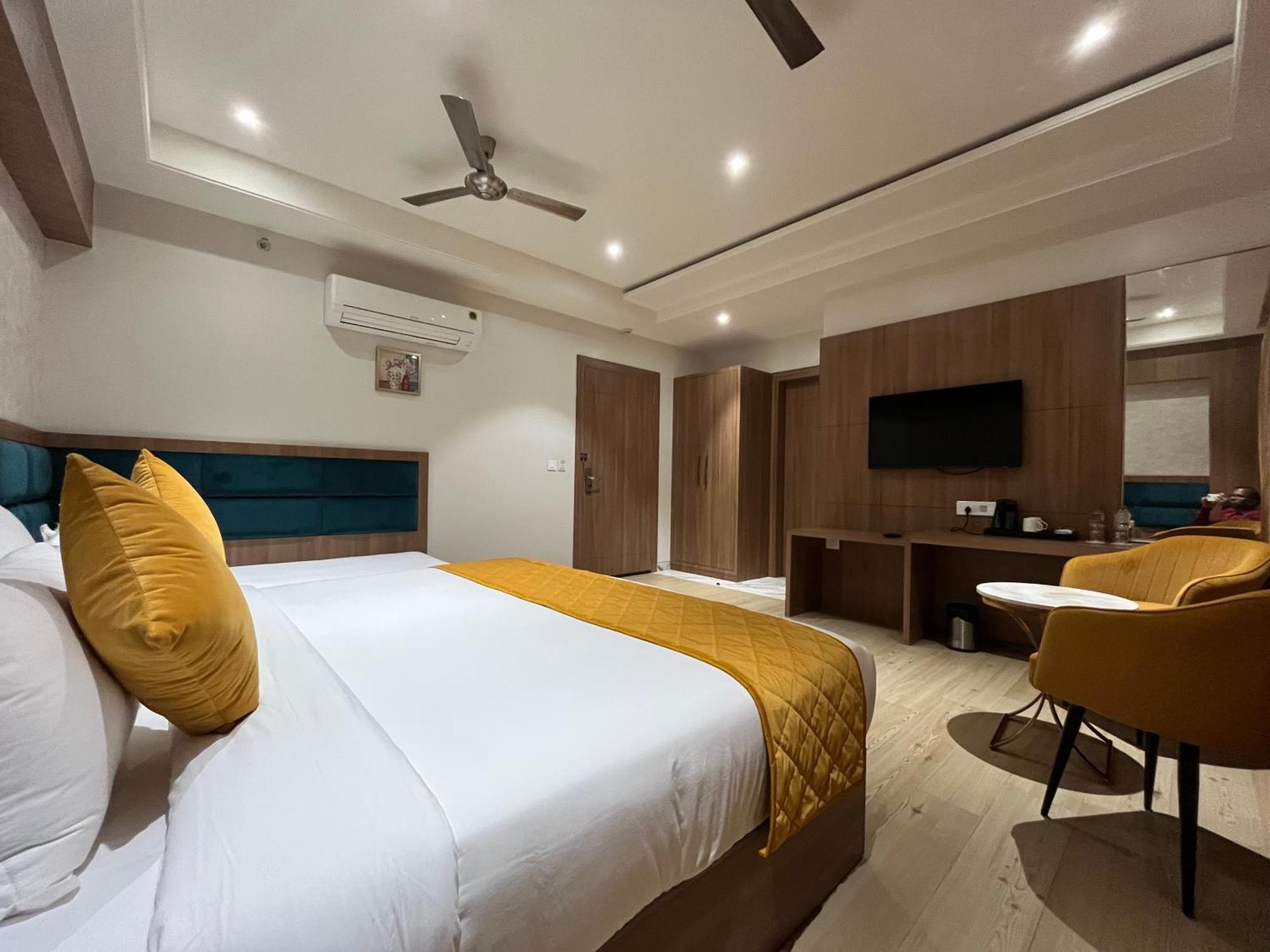 Hotel Three Seasons Vrindavan Bagian luar foto