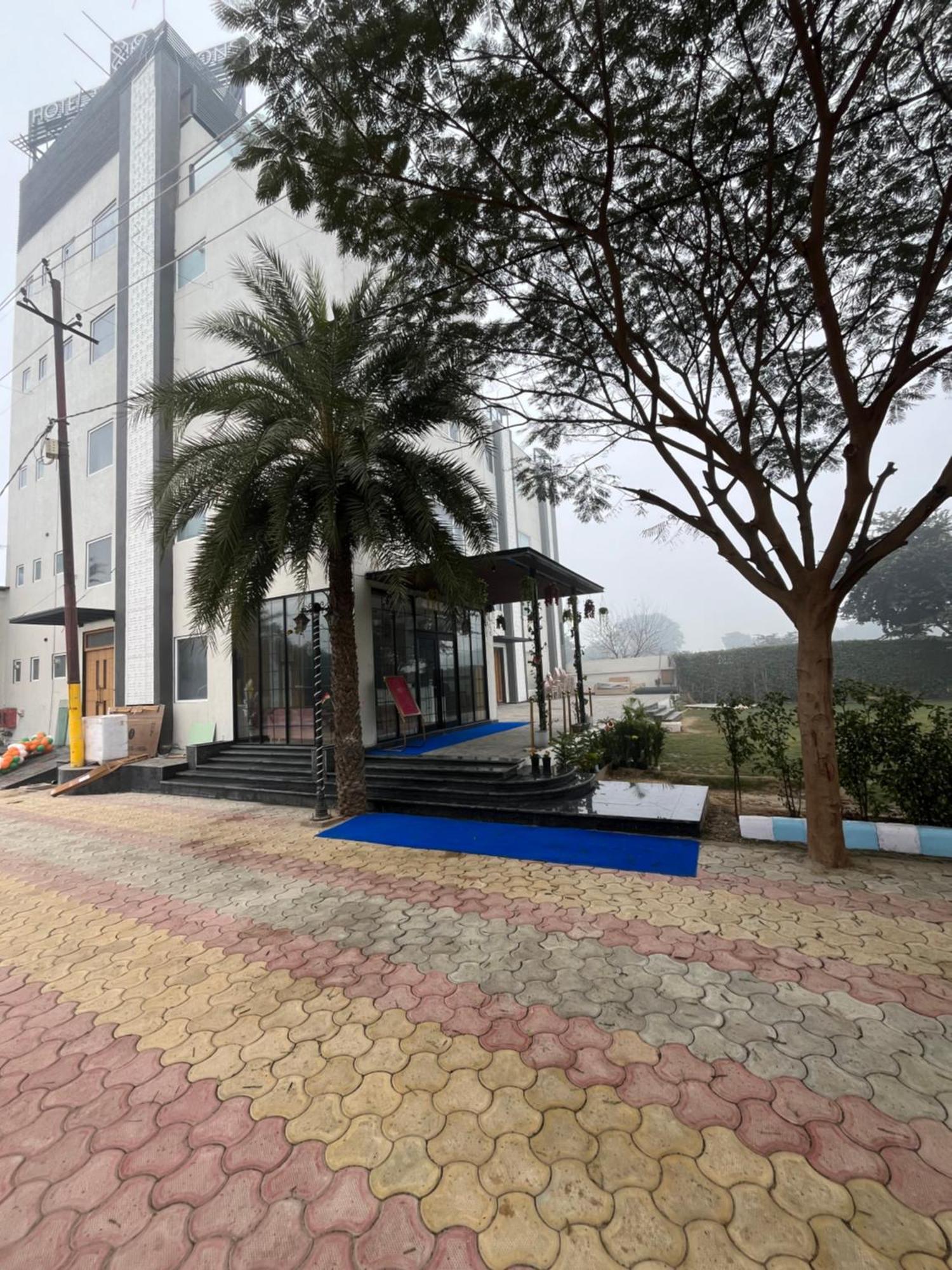 Hotel Three Seasons Vrindavan Bagian luar foto