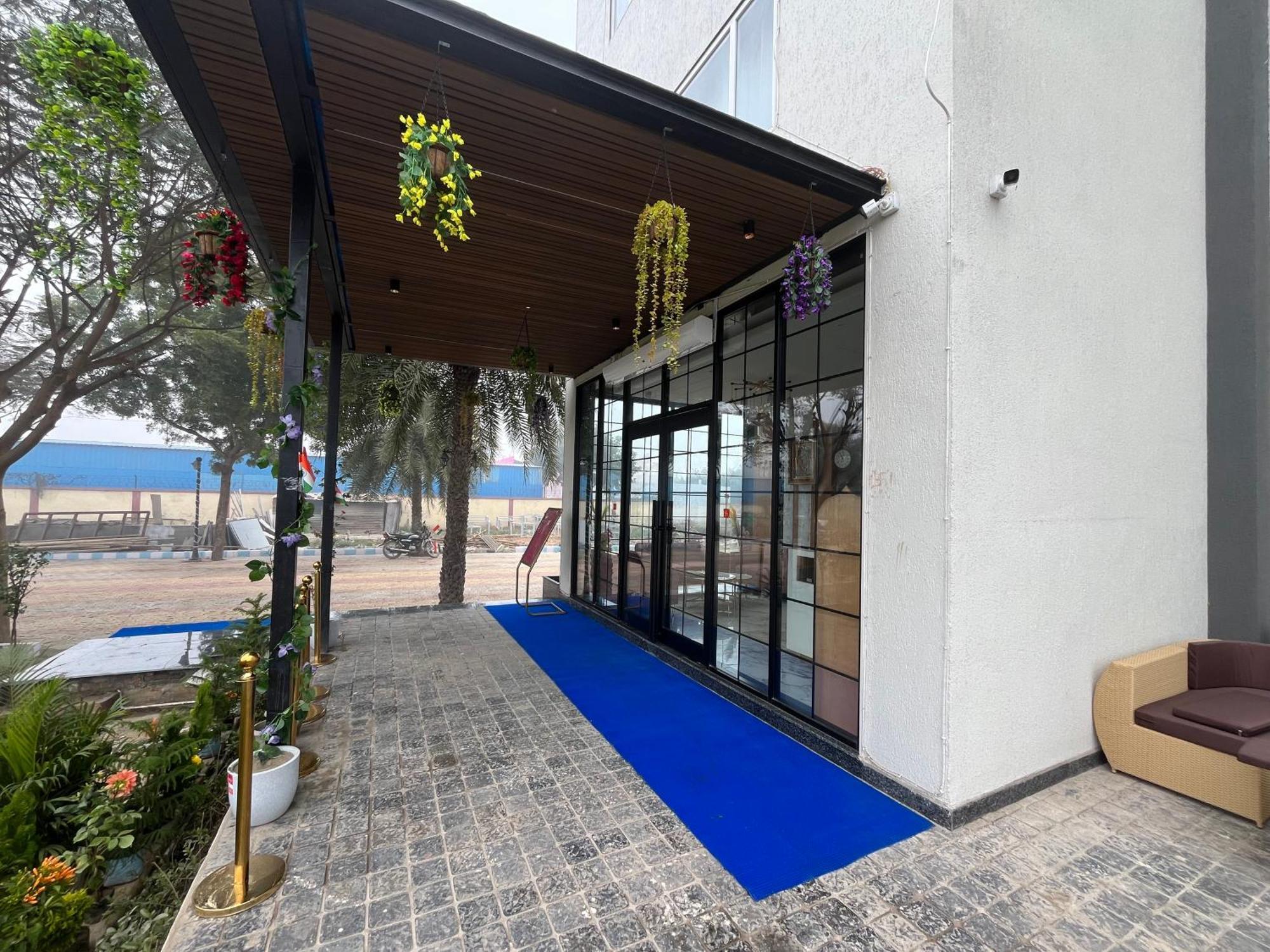 Hotel Three Seasons Vrindavan Bagian luar foto