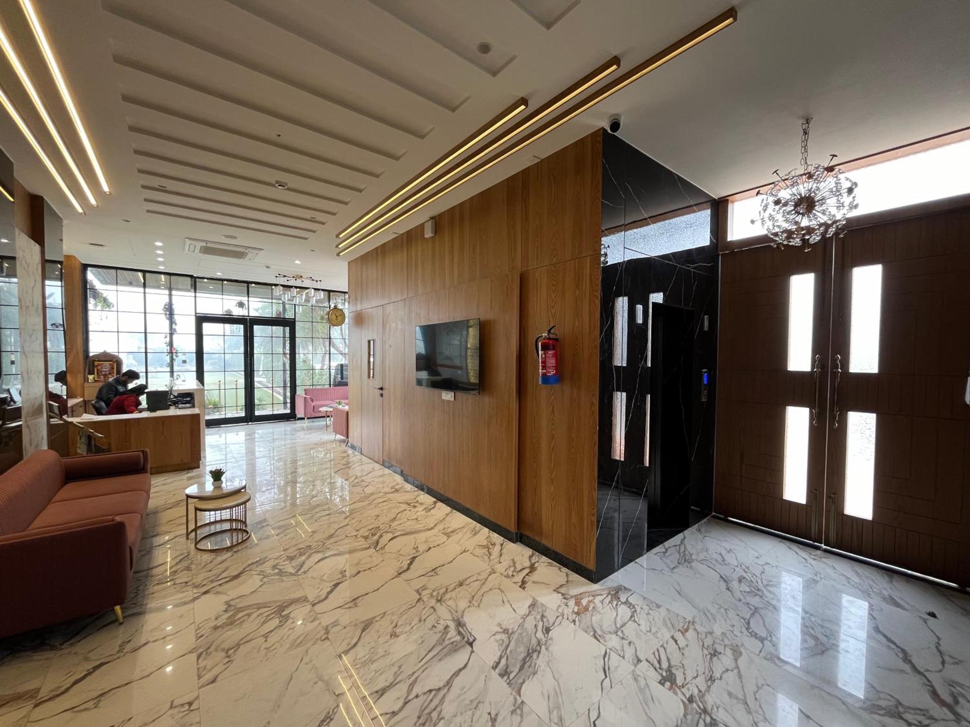 Hotel Three Seasons Vrindavan Bagian luar foto