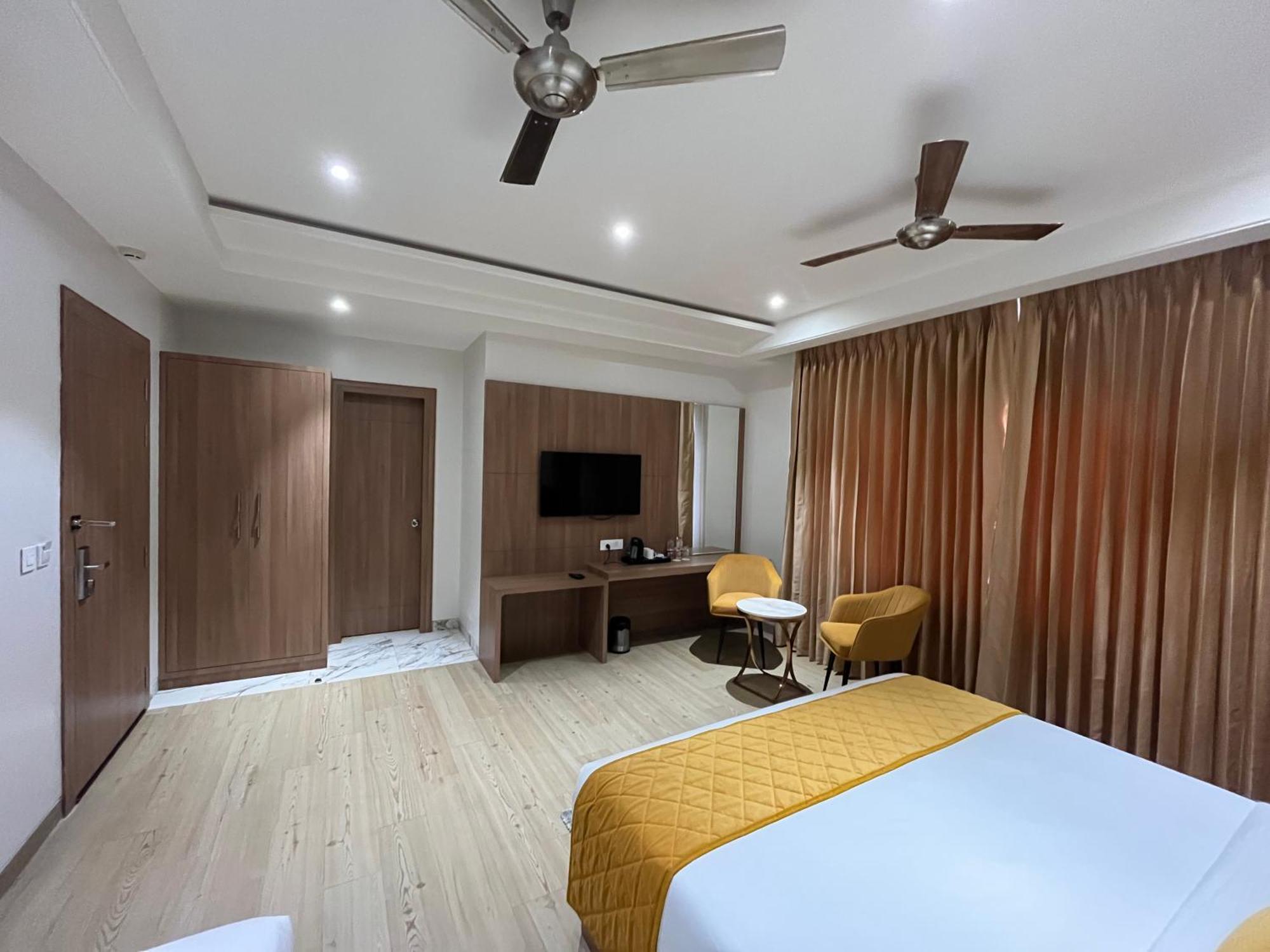 Hotel Three Seasons Vrindavan Bagian luar foto