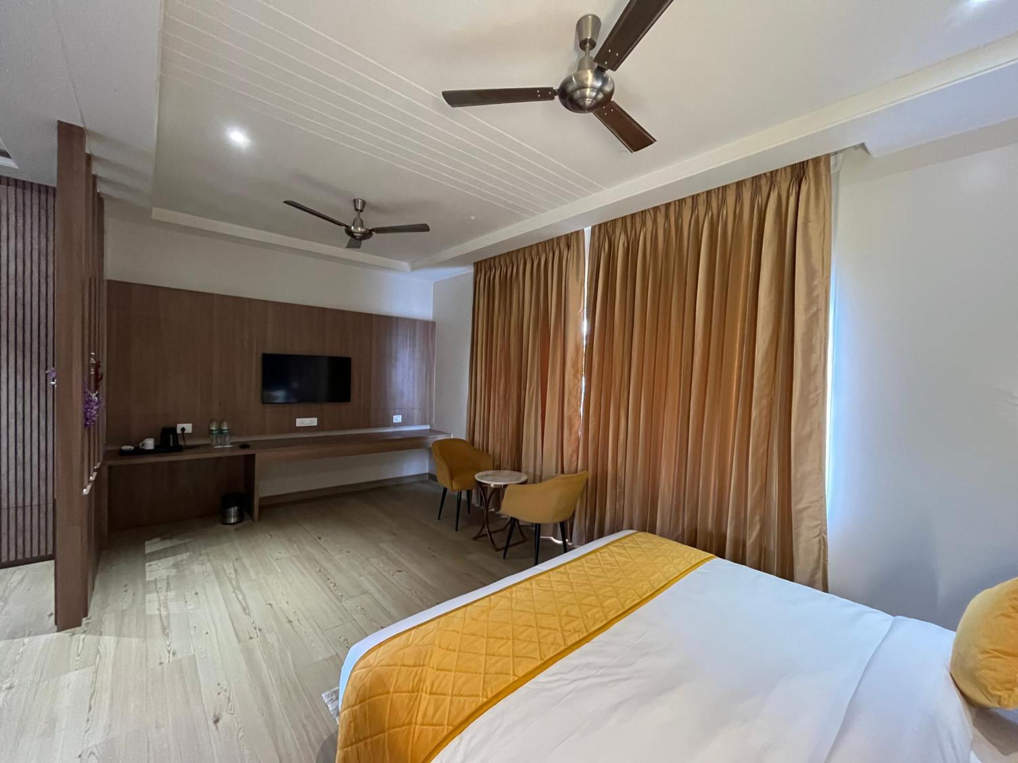 Hotel Three Seasons Vrindavan Bagian luar foto
