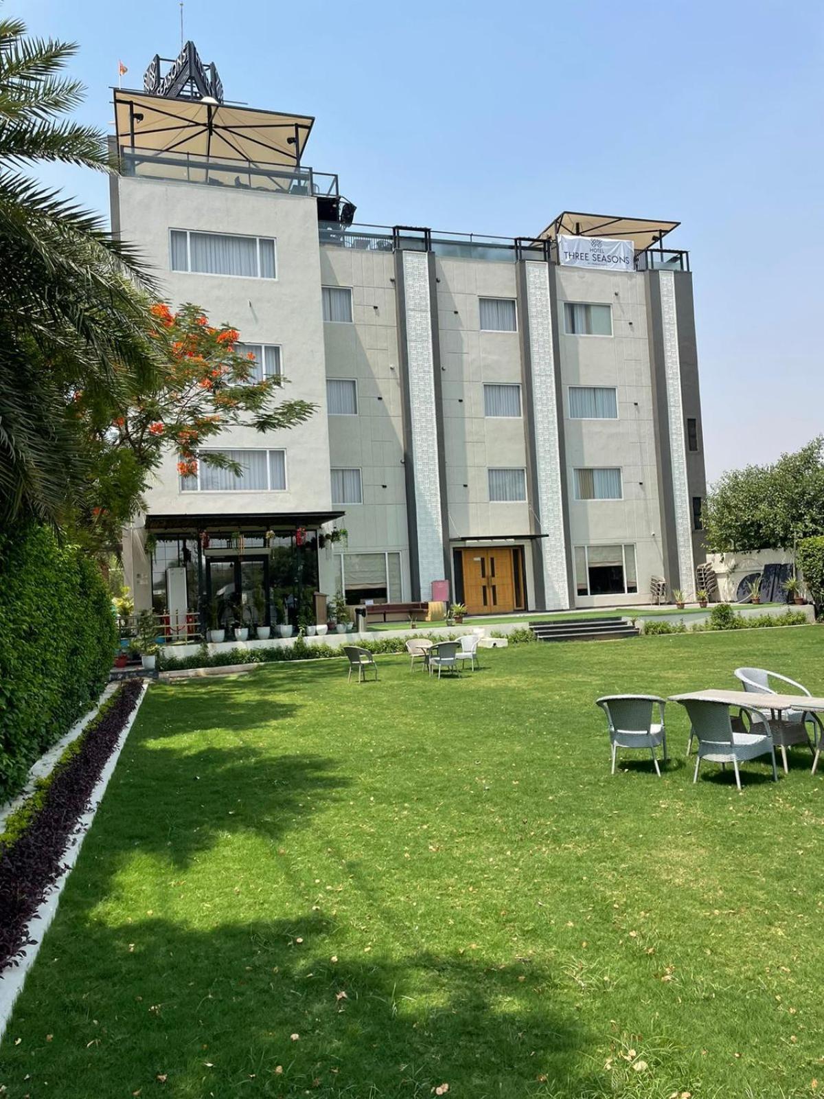 Hotel Three Seasons Vrindavan Bagian luar foto