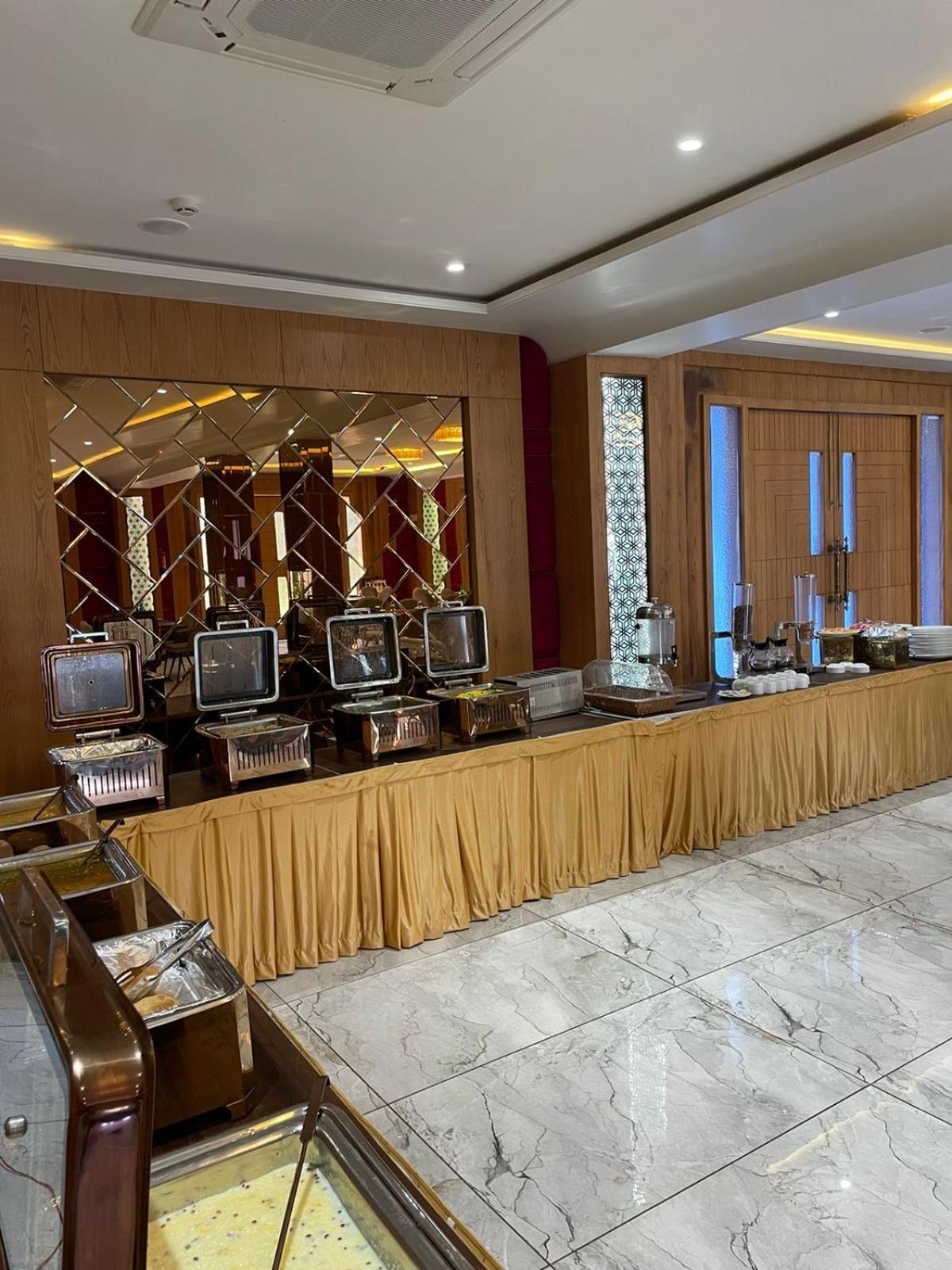 Hotel Three Seasons Vrindavan Bagian luar foto