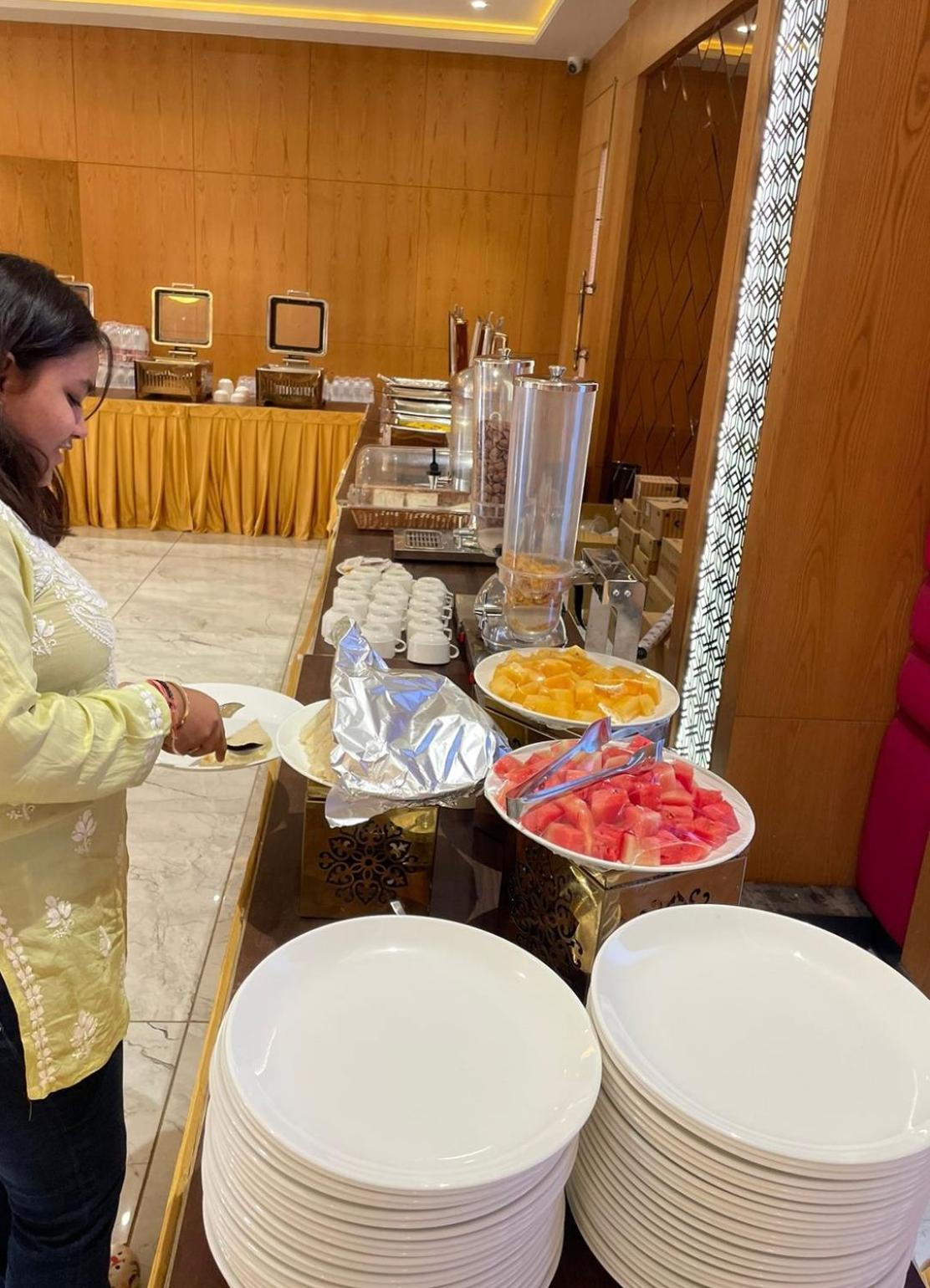 Hotel Three Seasons Vrindavan Bagian luar foto