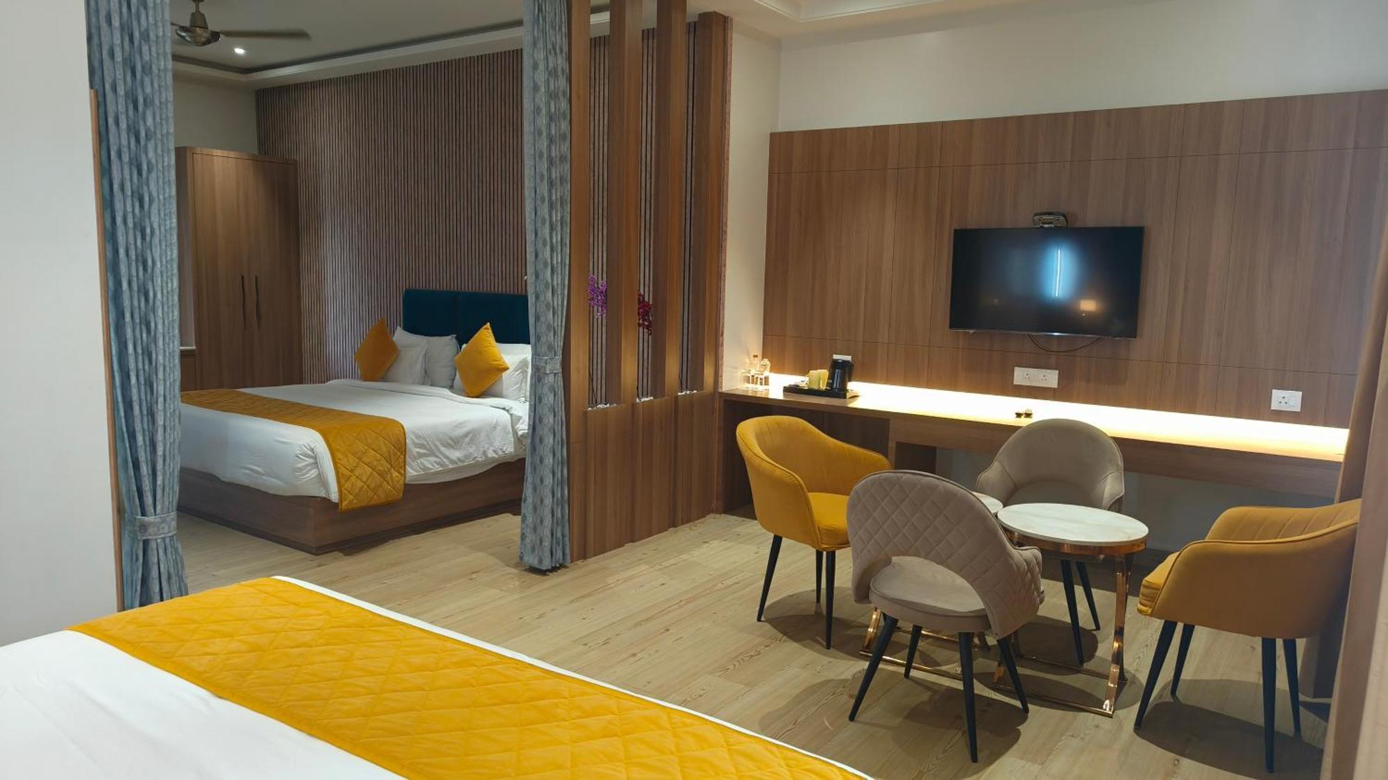 Hotel Three Seasons Vrindavan Bagian luar foto