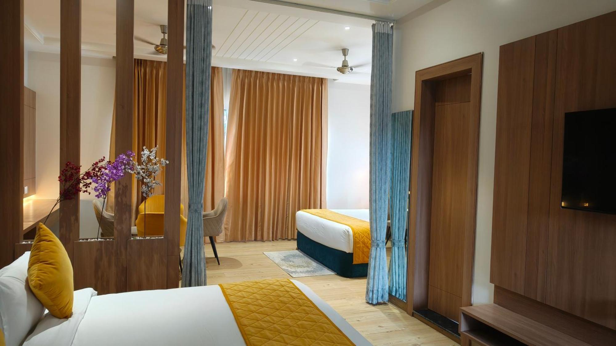 Hotel Three Seasons Vrindavan Bagian luar foto