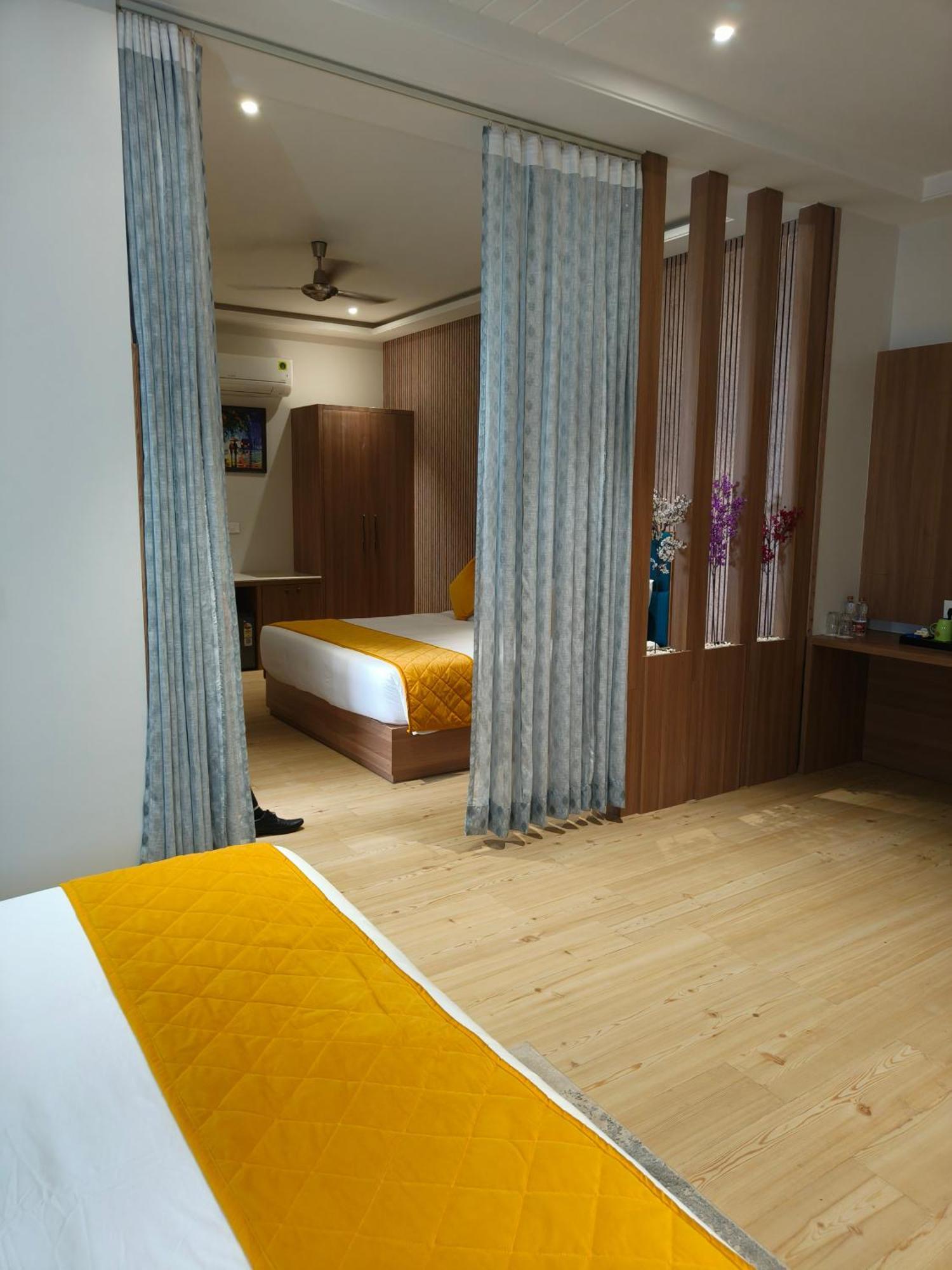 Hotel Three Seasons Vrindavan Bagian luar foto