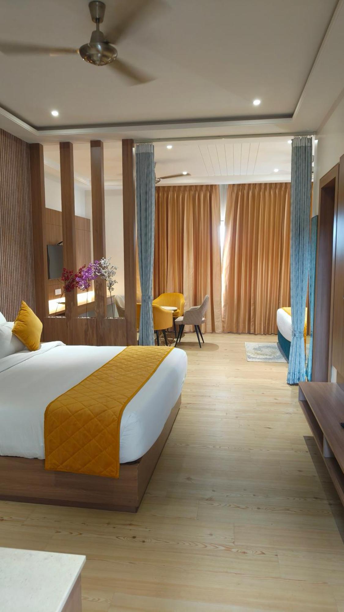 Hotel Three Seasons Vrindavan Bagian luar foto