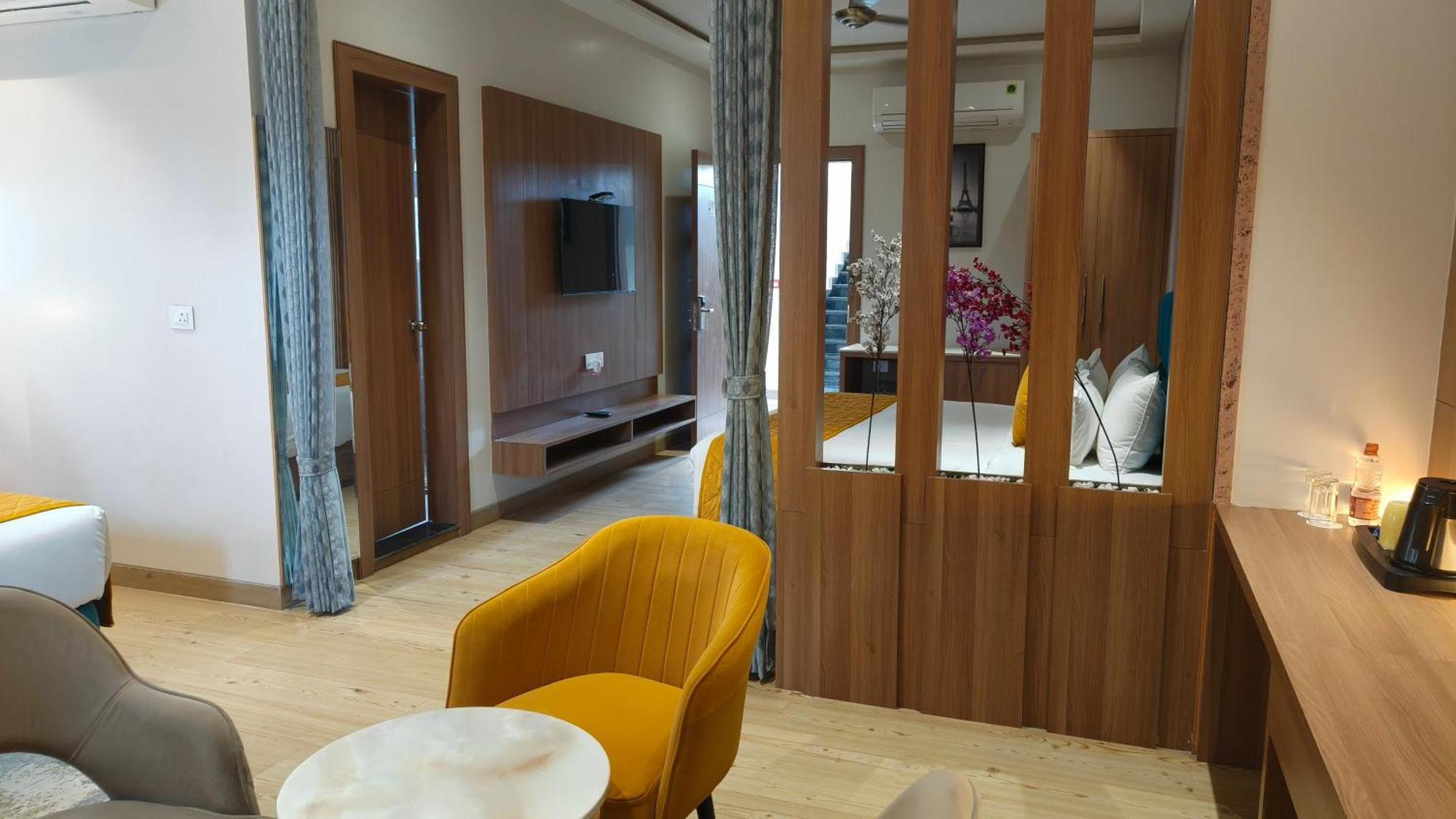 Hotel Three Seasons Vrindavan Bagian luar foto