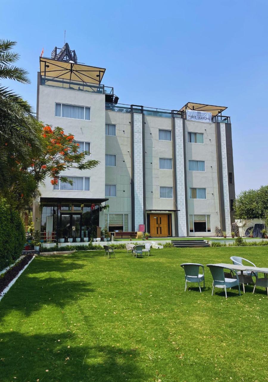 Hotel Three Seasons Vrindavan Bagian luar foto